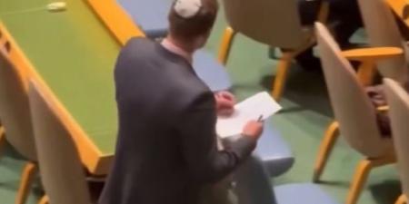 عضو بالوفد الإسرائيلي يدوّن أسماء المنسحبين من كلمة نتنياهو في الأمم المتحدة