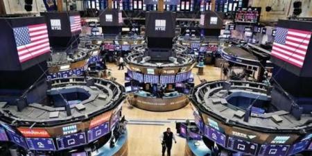 العقود الآجلة للأسهم تتحرك طفيفاً و"داو جونز" يخسر للأسبوع الرابع