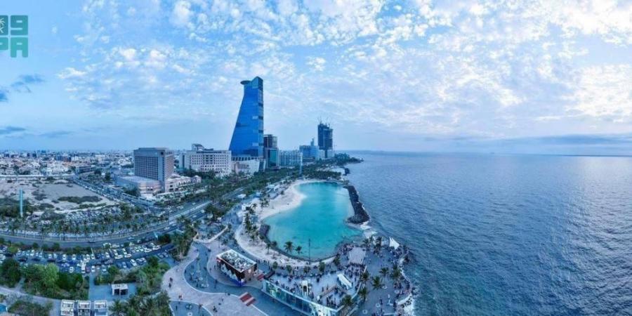 جدة تمدُّ واجهاتها وحدائقها.. لتُضيء صيف الزائرين