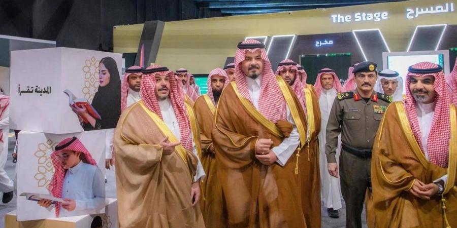 أمير منطقة المدينة المنورة يزور معرض الكتاب ويشيد بمكانة المدينة الثقافية