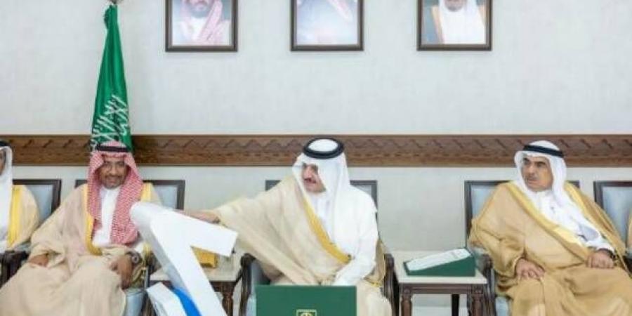 أمير
      المنطقة
      الشرقية
      يُدشّن
      مشروع
      إنشاء
      84
      مصنعاً
      جاهزاً
      بالمدن
      الصناعية
      بالدمام