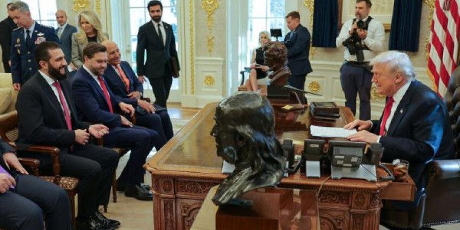 احتفاء لافت بالرئيس السوري.. ترامب ينشر صور لقائه مع الشرع في المكتب البيضاوي