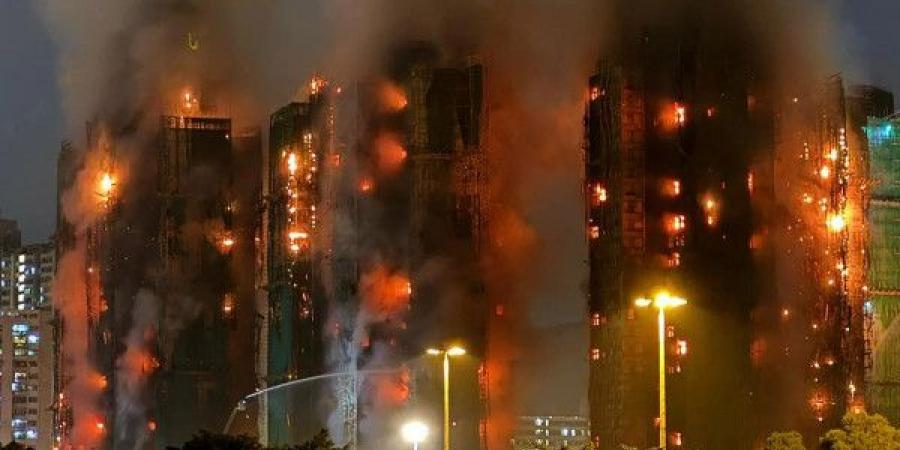 عشرات القتلى و المصابين في حريق ضخم بمجمع سكني في هونغ كونغ