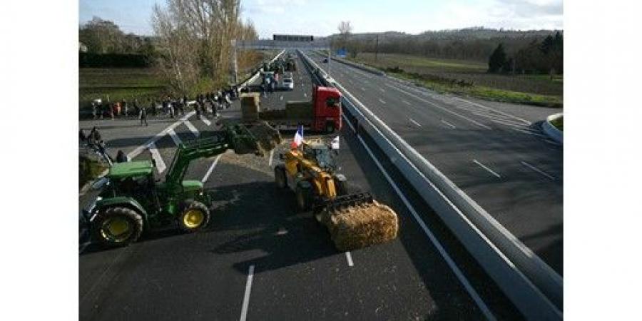 مزارعون غاضبون يغلقون طرقاً وسككاً حديدية في فرنسا