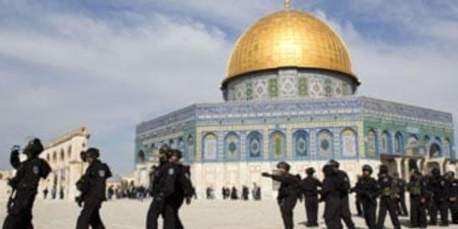 مستوطنون يقتحمون باحات الأقصى بحماية شرطة الاحتلال الإسرائيلى