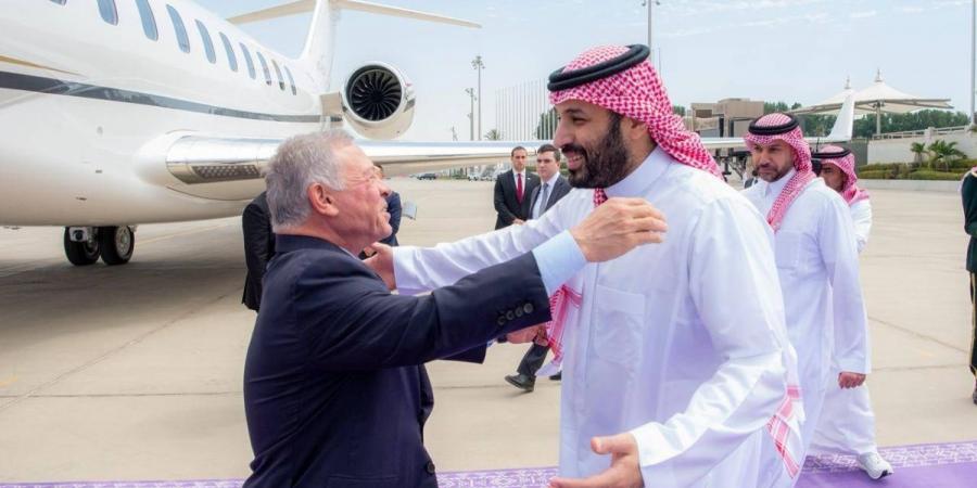 ملك الأردن يصل إلى جدة وولي العهد في مقدمة مستقبليه