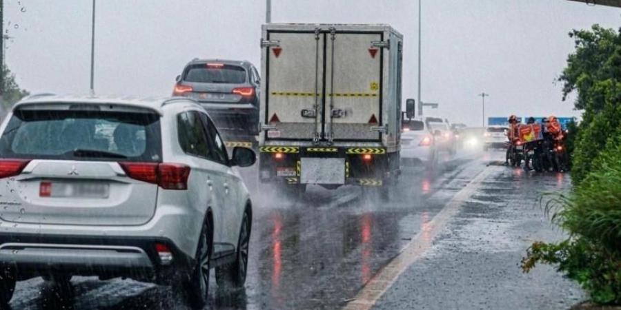 شرطة أبوظبي: عدم الوقوف في الأنفاق وتحت الجسور