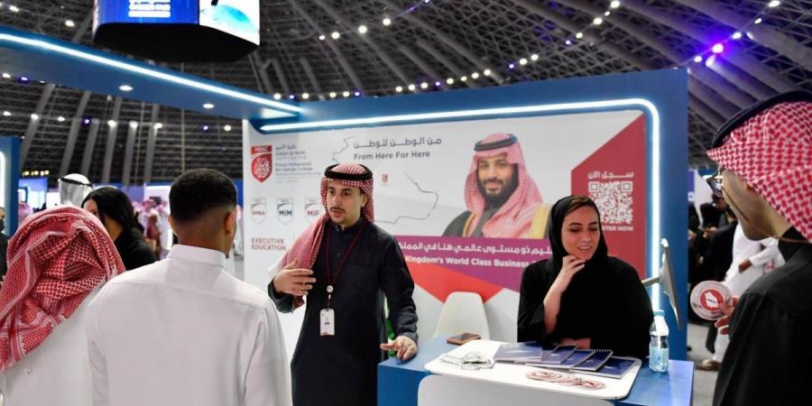 كلية الأمير محمد بن سلمان تستعرض مسارات التطوير المهني في الملتقى المهني