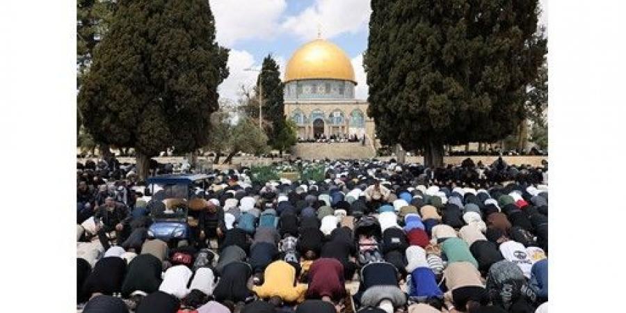 100 ألف فلسطيني يؤدون أول صلاة جمعة في المسجد الأقصى بعد إعادة فتحه