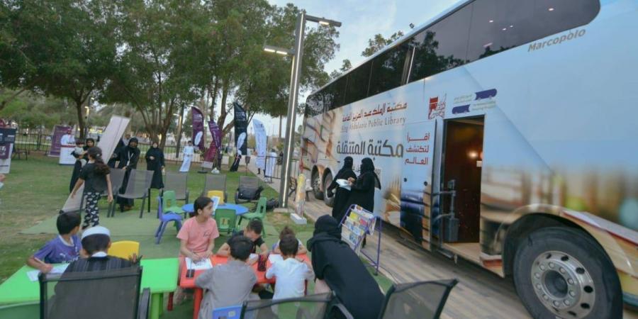 "4200" قارئ في رحلة: المكتبة المتنقلة تشعل شغف الخرج والدلم بالكتاب