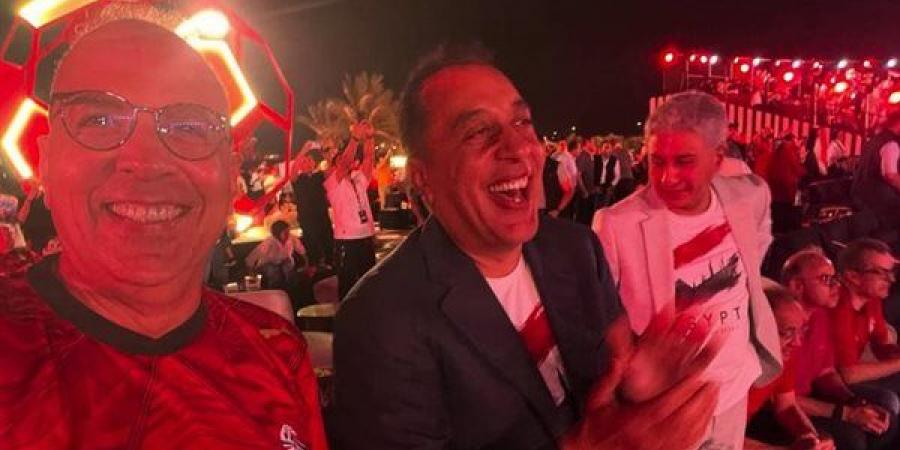مشهد وطني عفوي، رئيس الوزراء ووزيران يتفاعلون مع هدف مصر في شباك بلجيكا