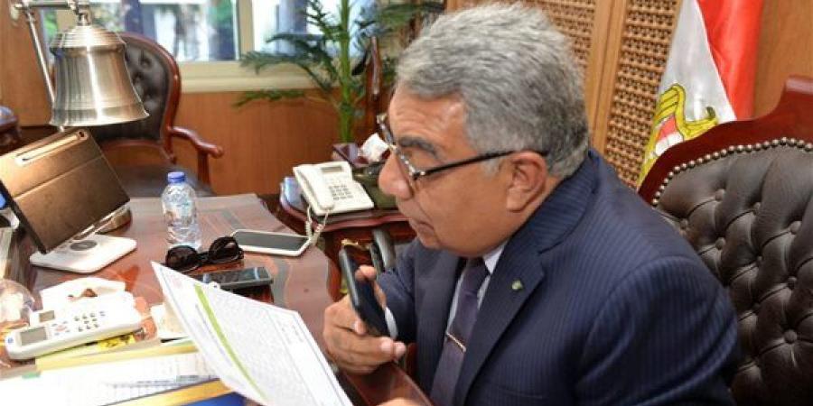 محافظ الدقهلية يجري اتصالا بأوائل الإعدادية لتهنئتهم