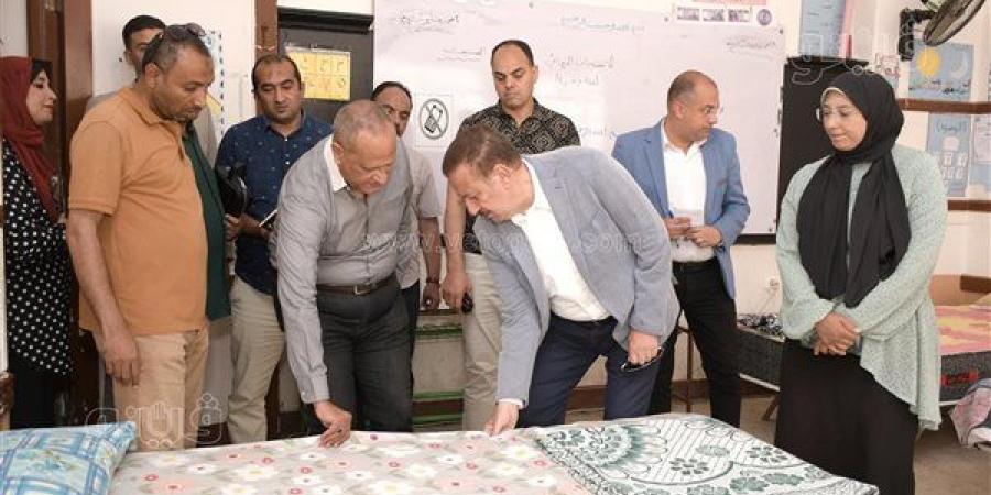 محافظ بورسعيد يتفقد استراحات مراقبي الثانوية العامة ويوجه بتوفير احتياجاتهم (صور)