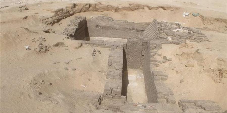 العثور على مقبرتين أثريتين من العصر العتيق في المنيا (صور)