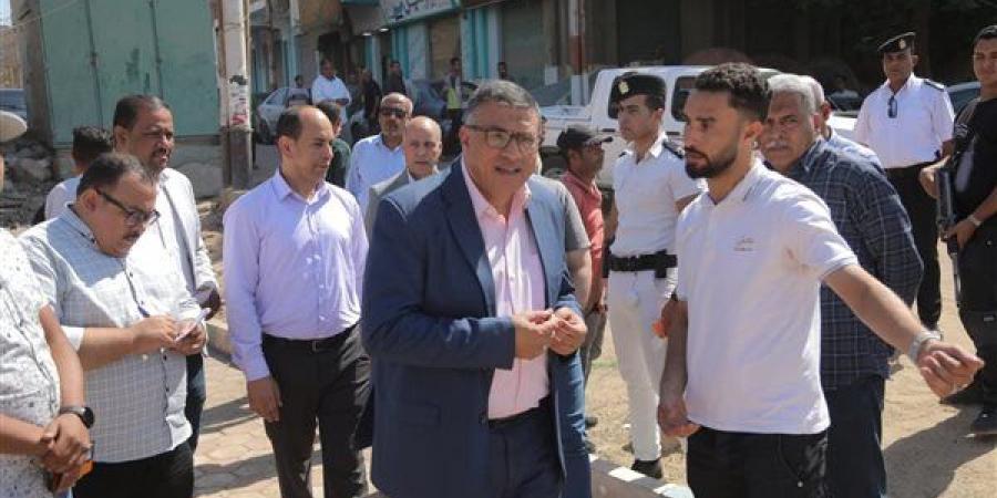 محافظ قنا يوجه بإزالة الإشغالات والباعة الجائلين ونقل مخازن فرز القمامة (صور)