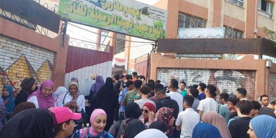 أولياء أمور طلاب الثانوية العامة ينتظرون أبناءهم في محيط لجان الامتحانات بالإسكندرية (صور)