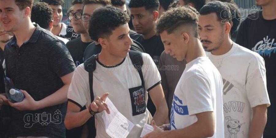 بين الأمل والترقب، طلاب الثانوية العامة يدخلون لجان الامتحانات بمدرسة الشهيد أحمد محمد بالجيزة (صور)
