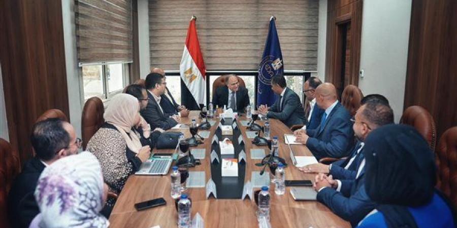 رئيس هيئة الدواء المصرية يبحث تعزيز توطين الصناعة ونقل التكنولوجيا