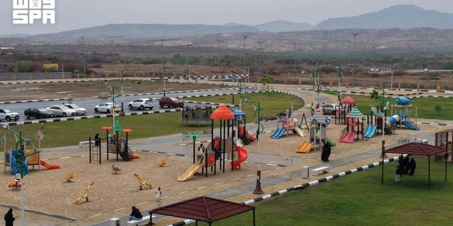 ممشى البلدية بمحافظة الحرث.. متنفس سياحي يعكس جمال الطبيعة الجبلية بجازان