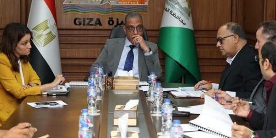 خلال اجتماعه برئيس حي جنوب، محافظ الجيزة يشدد على تكثيف حملات النظافة والإشغالات