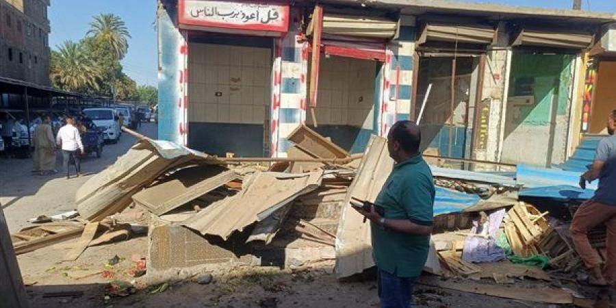 إزالة المحال القديمة بمحيط موقف هو بنجع حمادي تمهيدًا لإنشاء بوابة ودورات مياه (صور)