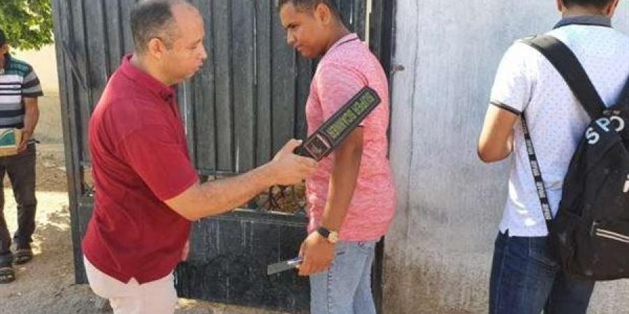 امتحانات الثانوية العامة 2026، تفتيش الطلاب بالعصا الإلكترونية قبل دخول اللجان