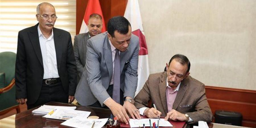 محافظ سوهاج يعتمد ترقية 2712 معلما وأخصائيا