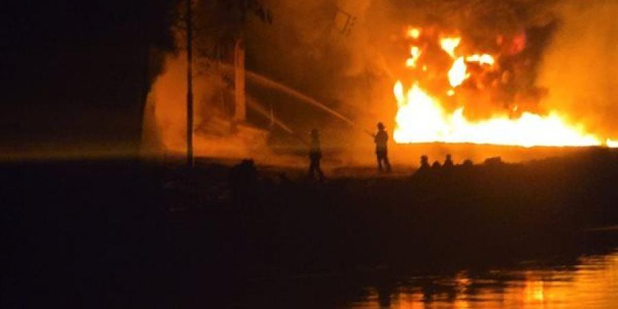 حريق هائل يلتهم 3 مخازن بالقناطر الخيرية والدفع بـ 12 سيارة إطفاء للسيطرة