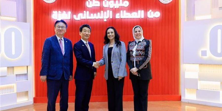 وزيرة التضامن تشهد توقيع مذكرة تعاون بين الهلال المصري والصليب الأحمر الكوري لدعم غزة