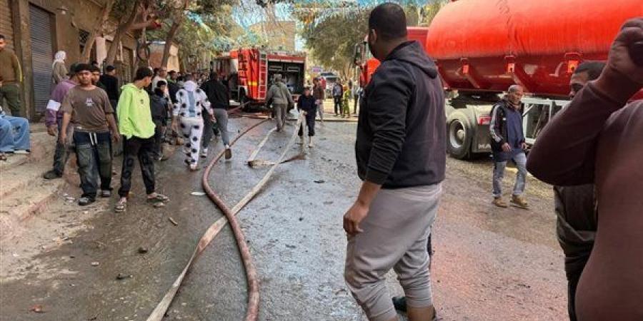 فاجعة في منشأة ناصر.. النيران تلتهم ورشة نجارة ومبنى من 4 طوابق.. والشرطة تودع شهيد الواجب وسط إصابة 15 آخرين