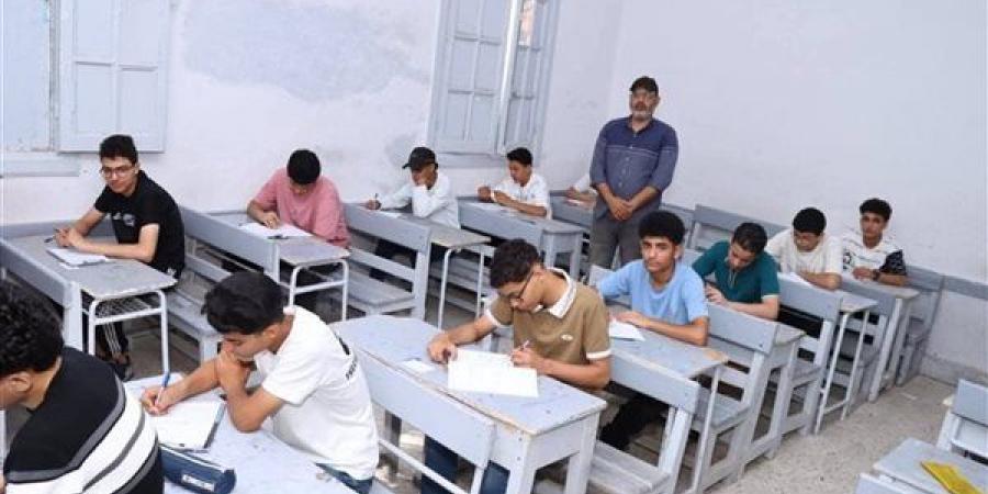طلاب الثانوية العامة يؤدون غدا امتحاني الكيمياء والجغرافيا