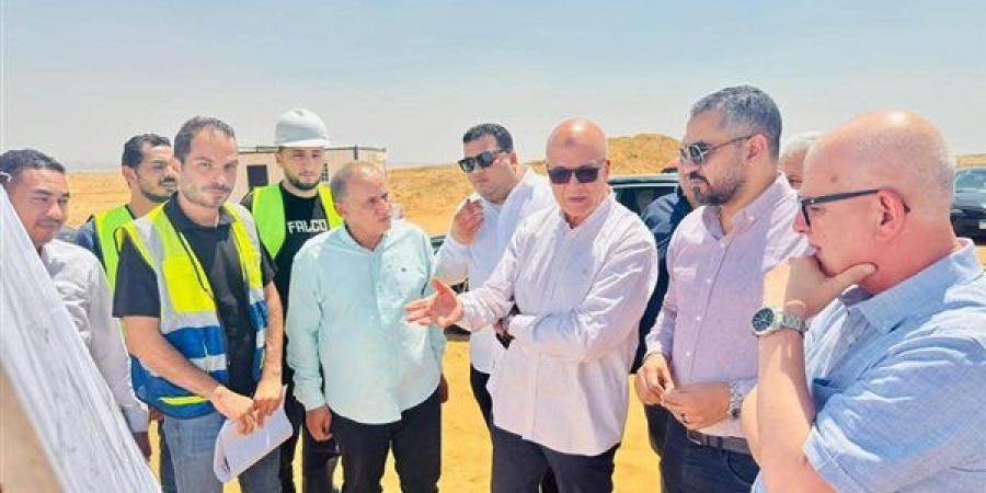 نائب وزيرة الإسكان يتفقد مشروعات البنية التحتية بالعبور الجديدة