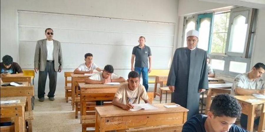 رئيس منطقة الإسماعيلية الأزهرية يتفقد امتحانات الثانوية بلجنة فتيات أبو خروع (صور)
