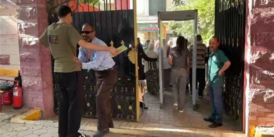 خد رايح فين، إيقاف طالب ثانوي حاول دخول امتحان "الإنجليزي" دون تفتيش بالدقي (فيديو)