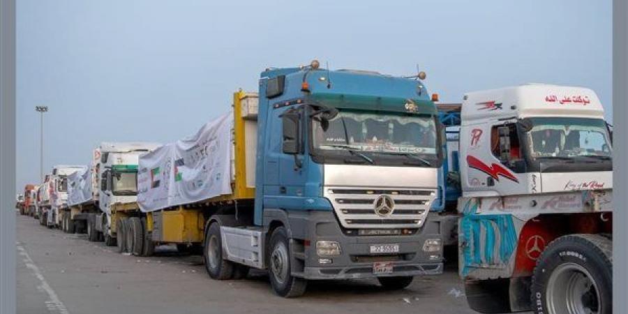 عبور 4 قوافل مساعدات إماراتية لقطاع غزة تحمل 416 طنًا من المواد الإغاثية