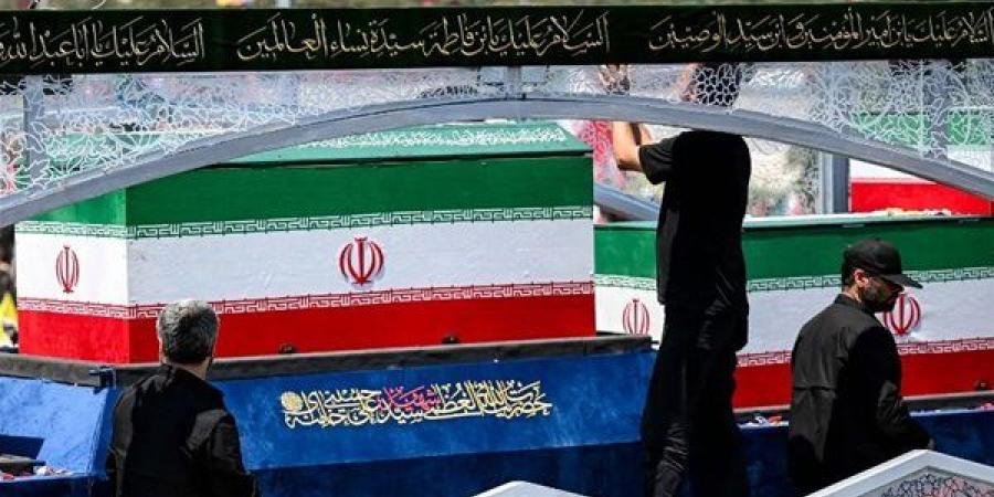بعد موكب جنائزي في طهران، نعش خامنئي يصل مدينة قم