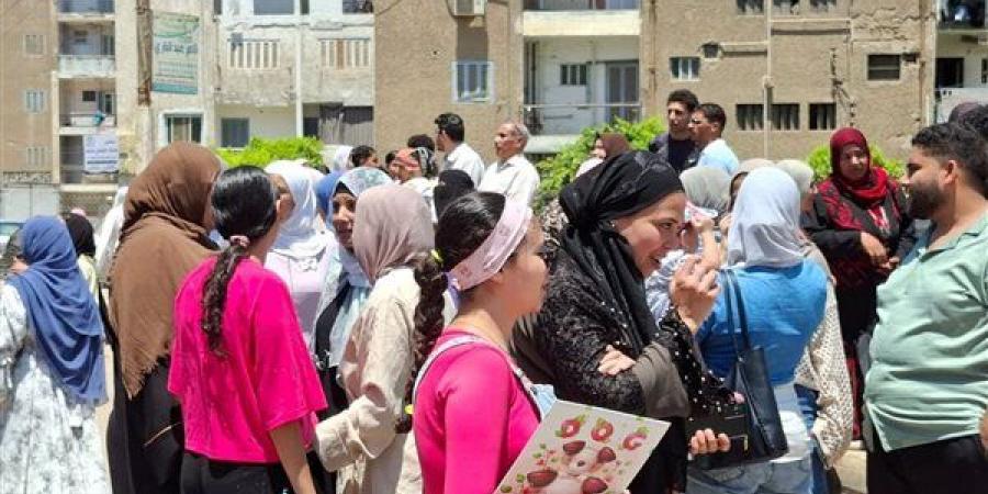 "الأسئلة من نماذج الوزارة"، آراء طلاب الثانوية العامة بالقليوبية حول امتحاني الفيزياء والتاريخ (فيديو)