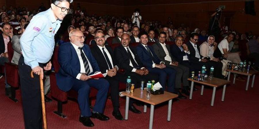 محافظ الدقهلية والفنان محمد رياض يشهدان العرض المسرحي "فتاة المترو" بقصر ثقافة المنصورة (صور)
