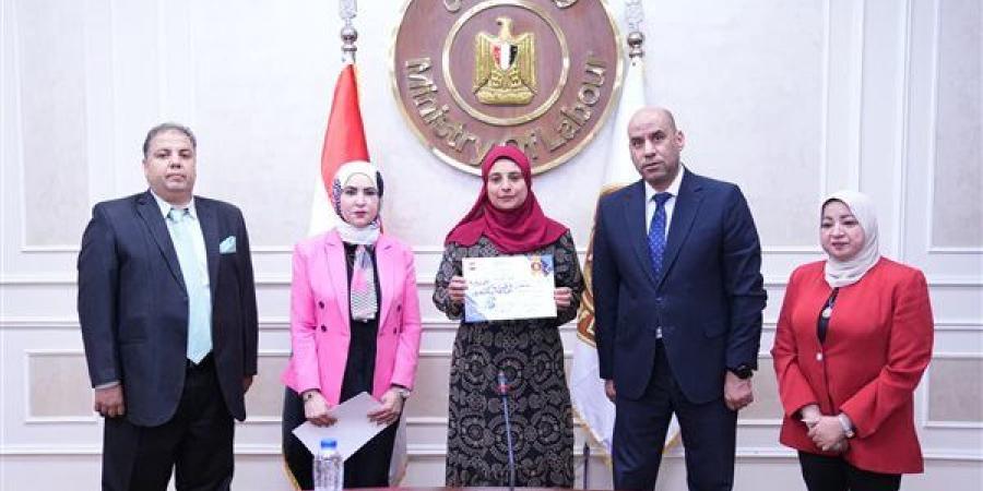 وزير العمل يسلم ماكينات خياطة وأدوات مهنية لسيدات معيلات في المنوفية وأسيوط