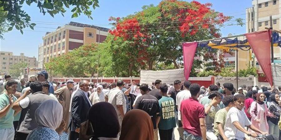 توافد طلاب الثانوية العامة على اللجان لأداء امتحاني التاريخ والفيزياء