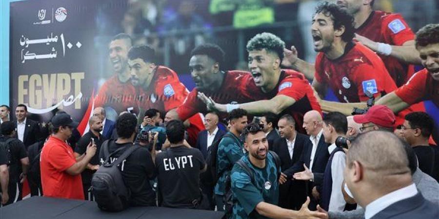 استقبال تاريخي لبعثة المنتخب بمطار العلمين.. قوس المياه يرحب بطائرة الفراعنة.. هتافات وأعلام وفرحة جماهيرية.. السيسي يكرم الأبطال غدًا.. محمد صلاح: هذه ضربة البداية.. وحسام حسن: نسير على الطريق الصحيح