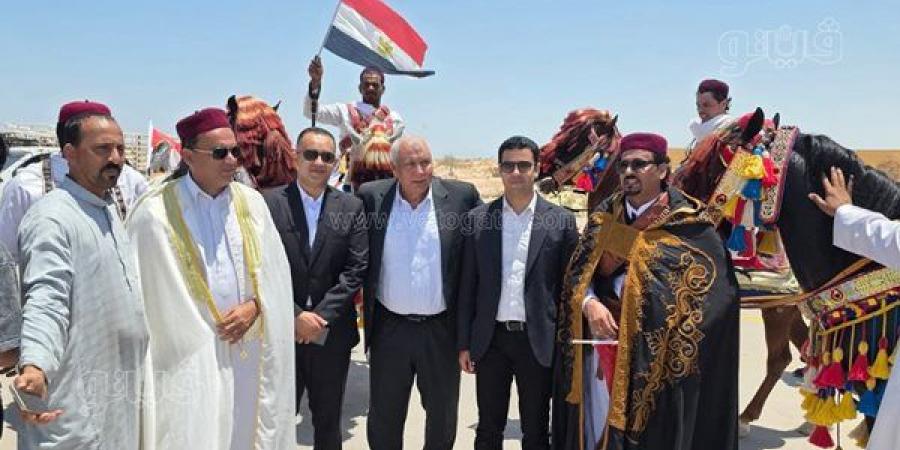 أجواء تراثية واحتفالية، شباب مطروح يرسمون لوحة وطنية في استقبال أبطال المنتخب بمطار العلمين (صور)