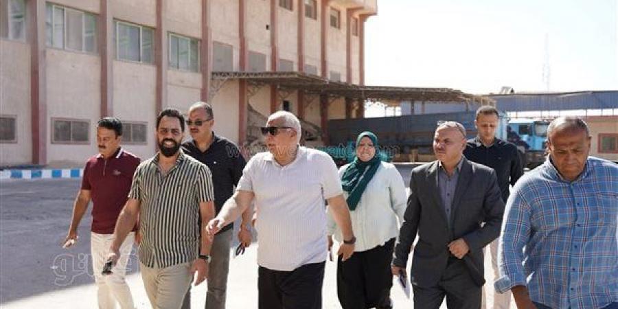 محافظ مطروح يتفقد أحد مطاحن الدقيق ويتابع انتظام العمل بمنظومة التموين