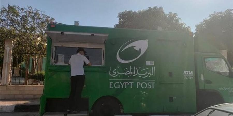"بريد الإسماعيلية" يخصص سيارة متنقلة لتقديم خدماته أمام مكتبة مصر العامة