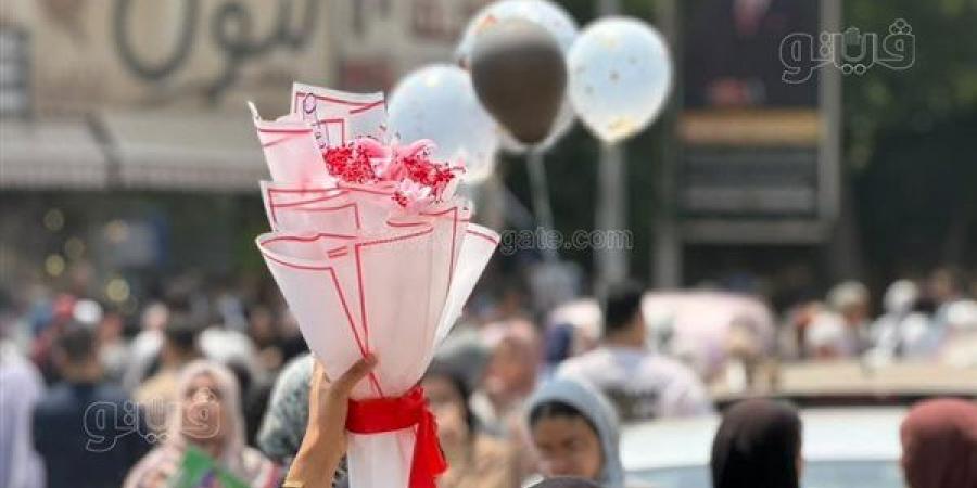 زغاريد وورود، فرحة عارمة بين طلاب الثانوية العامة بالمنوفية بعد انتهاء الامتحانات (فيديو)