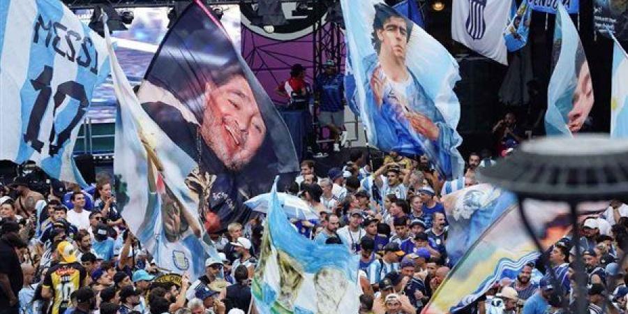 هل يعاقب الفيفا منتخب الأرجنتين بسبب اللافتات السياسية؟