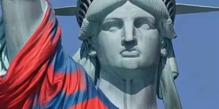 تمثال الحرية يتزين بقميص طرفي نهائي كأس العالم (صور)