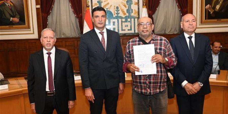 وزير الصناعة ومحافظ القاهرة يسلمان 40 عقد تقنين أوضاع لمصانع وورش بـ"شق الثعبان"