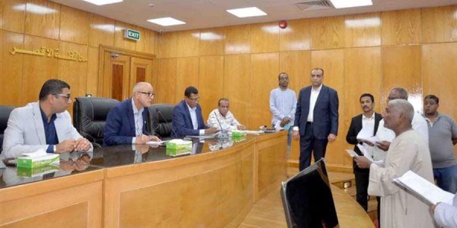 بحث 70 طلبًا وشكوى خلال لقاء اليوم المفتوح في الأقصر