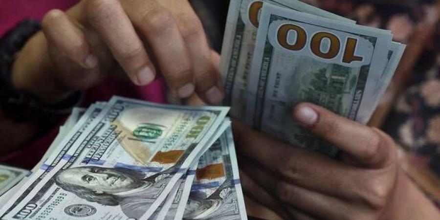 الدولار يسجل أعلى مستوى بأسبوع بدعم الطلب على الملاذات الآمنة